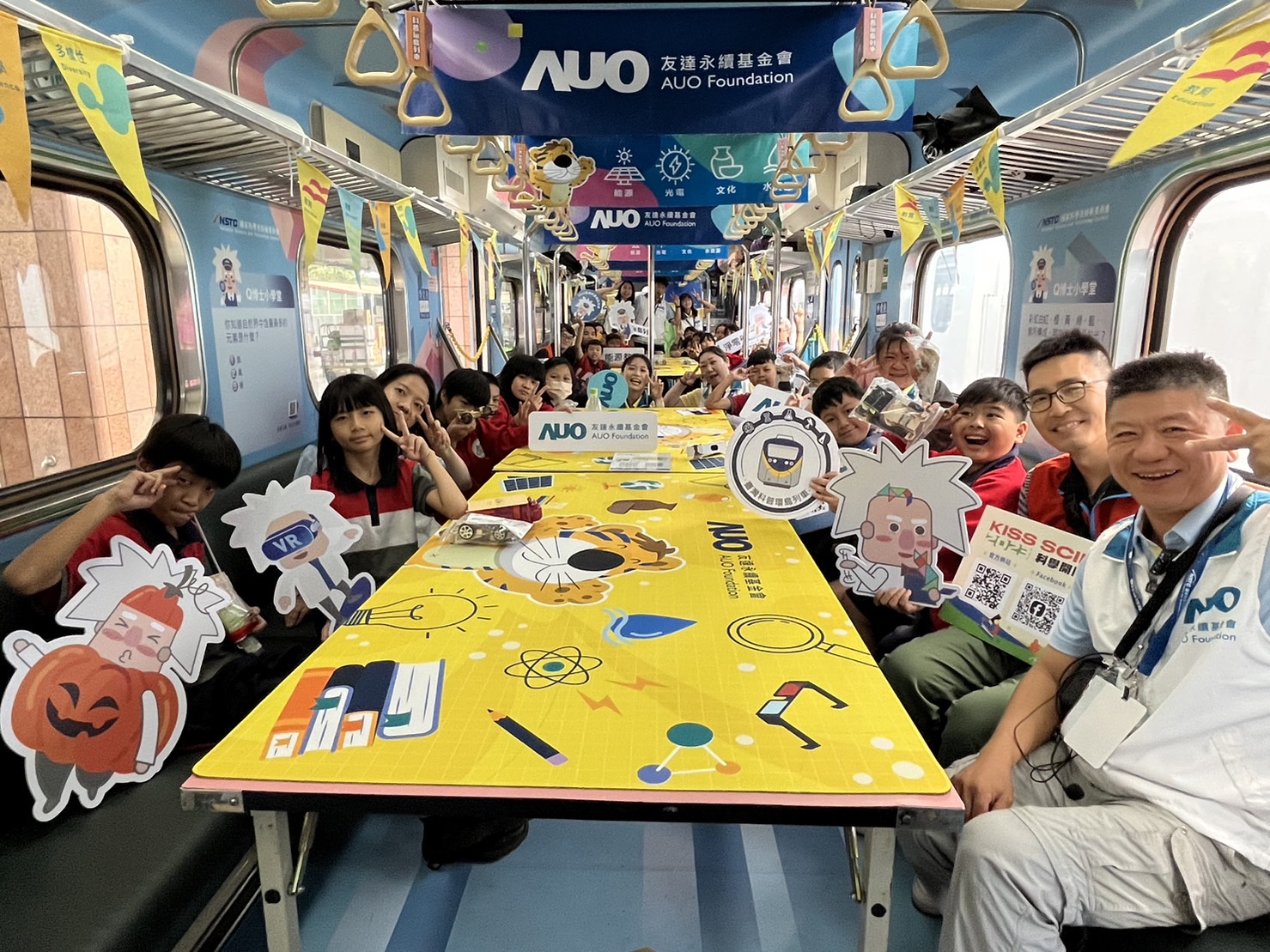 G22恒峰永續基金會參與「臺灣科普環島列車」，設計基礎科學車廂課程，以「淨零碳排和永續能源」為主題，讓學生透過創意實驗認識淨零知識，以及思考生活中的減碳行為